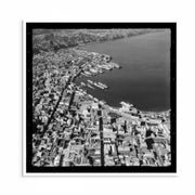 Aerial black-and-white 1950s photograph of Wellington City showing harbour, hills and urban streets.